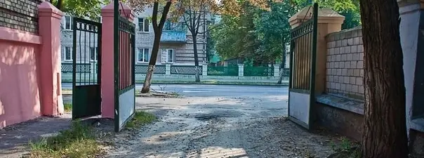 Выезд из двора или с другой прилегающей территории: