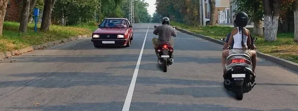 Сколько полос для движения имеет проезжая часть данной дороги?