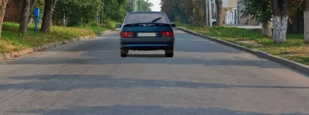 Соответствуют ли действия водителя Правилам, если он движется посередине дороги?