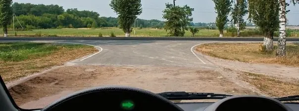 Выезжая с грунтовой дороги на перекресток, Вы попадаете: